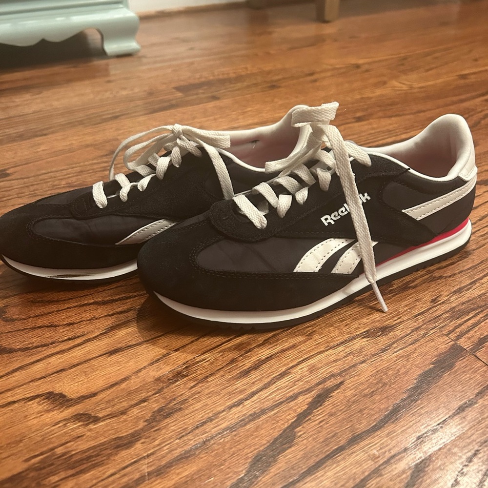 Women’s Reebok Fiori Sneakers 🖤❤️ - Picture 6 of 10